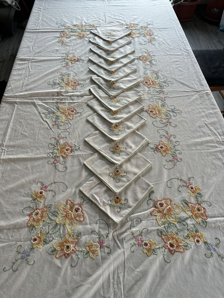 Toalha de mesa com bordado manual com 12 guardanapos