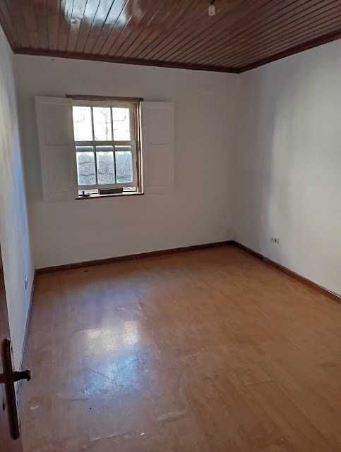 Casinha em Banda na zona histórica - T2 + Loja comercial