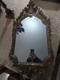 Espelho antigo com exuberante moldura