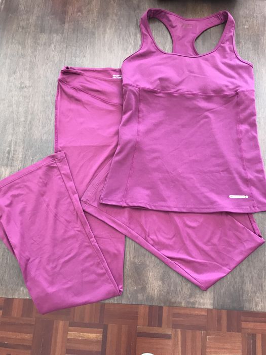 Conjunto desportivo roxo calças e top da Sportzone