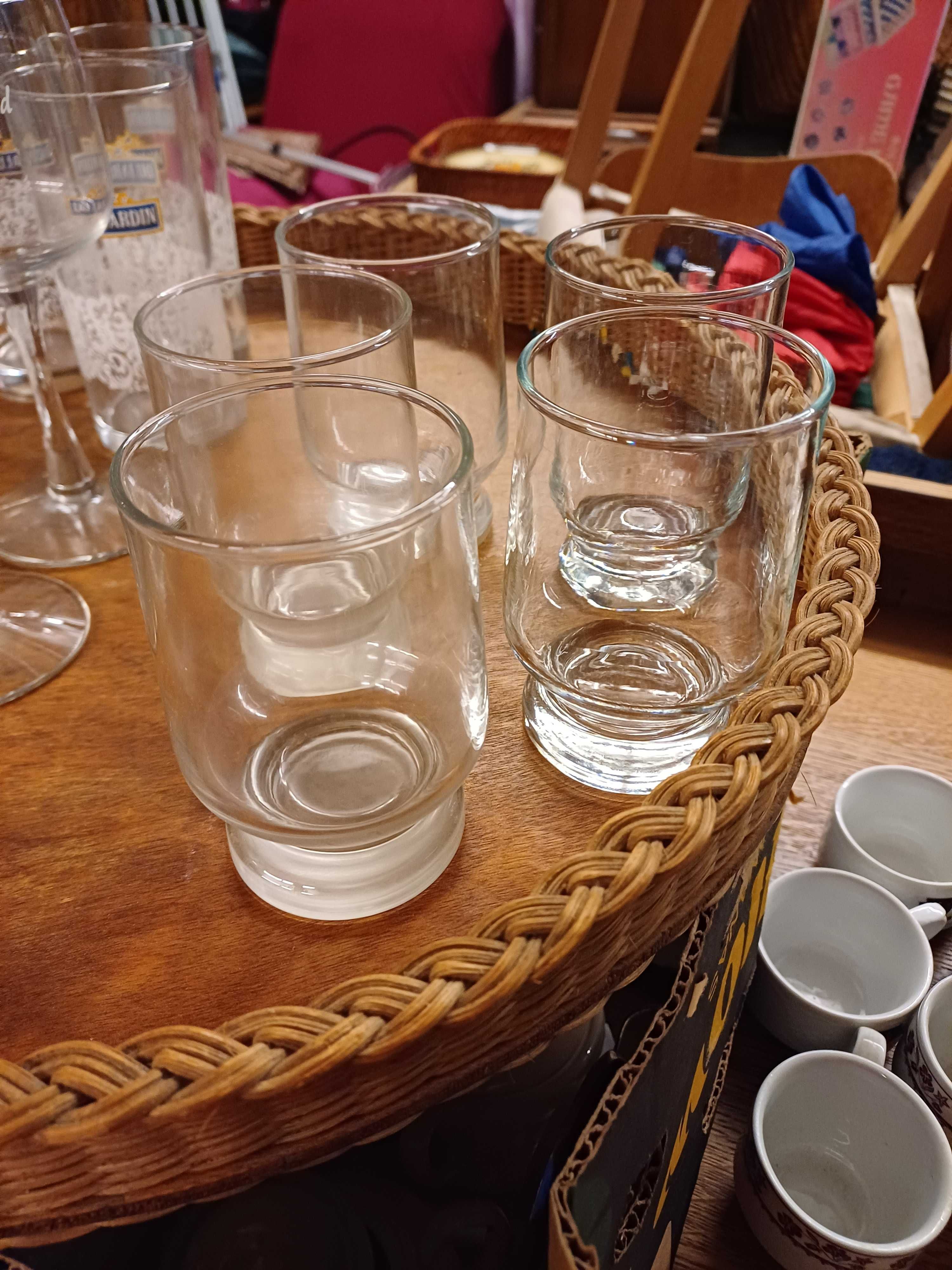 Trzy szklanki do drinków.