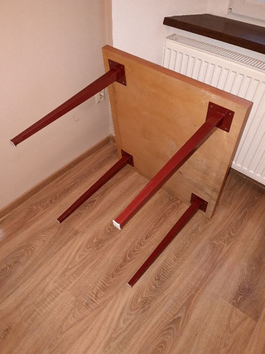 Stolik z metalowymi nogami