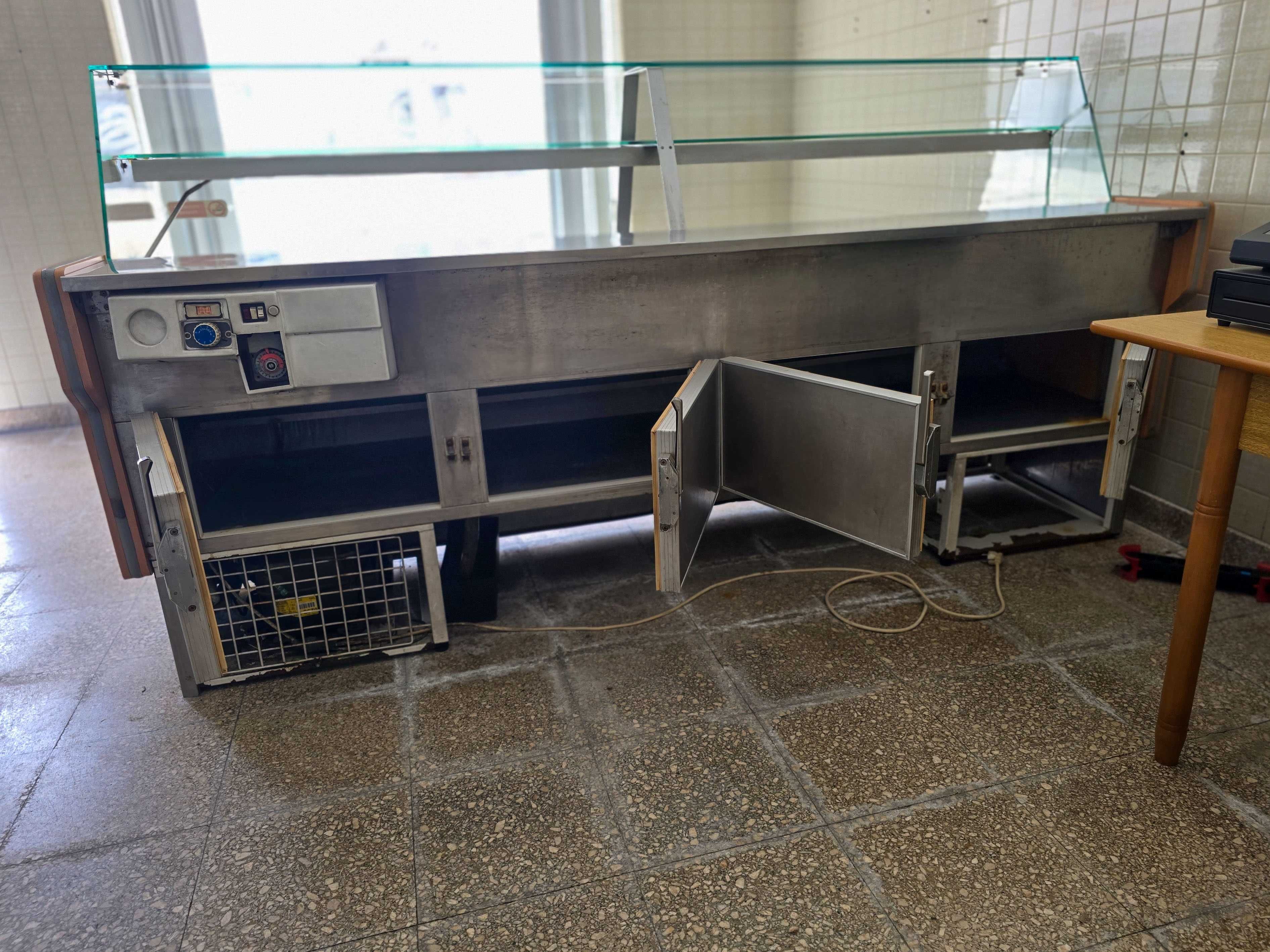 Vitrine / montra refrigerada, com 4 gavetas de frio – 240cm