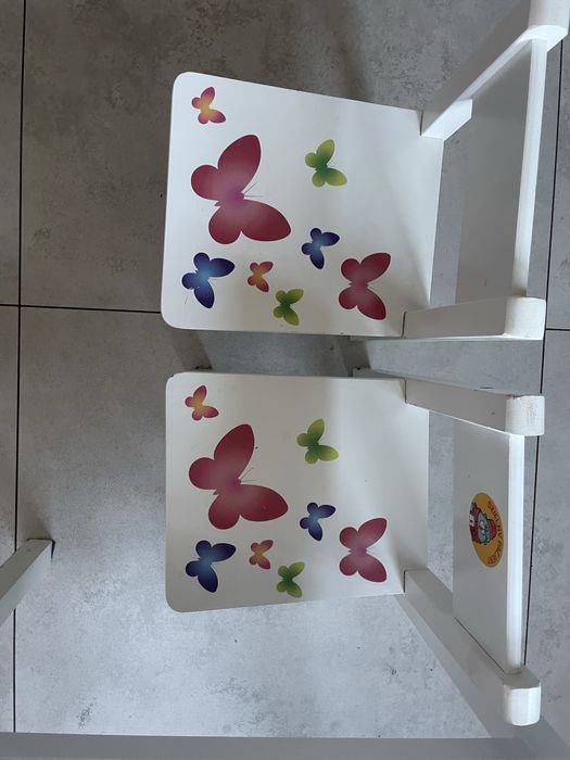 Stolik i 2 krzesełka dla dziewczynki.