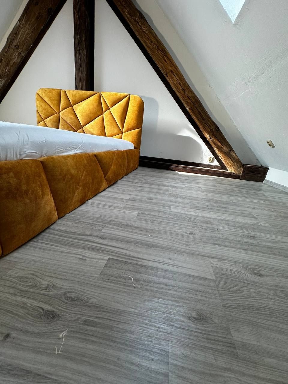 ONowoczesne łóżko tapicerowane z geometrycznym zagłówkiem – nowe!to pr