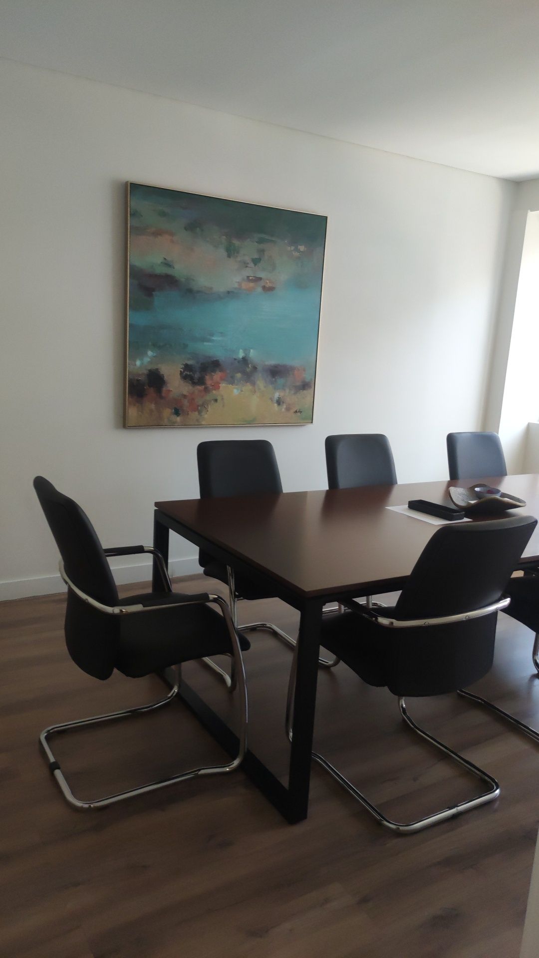 Arrenda-se sala ou posto de trabalho em sala partilhada