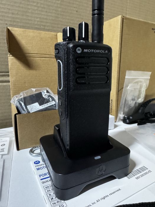 Нова Motorola DP4400e, VHF, AES256 + гарнітура та 2 АКБ, карабін, шнур