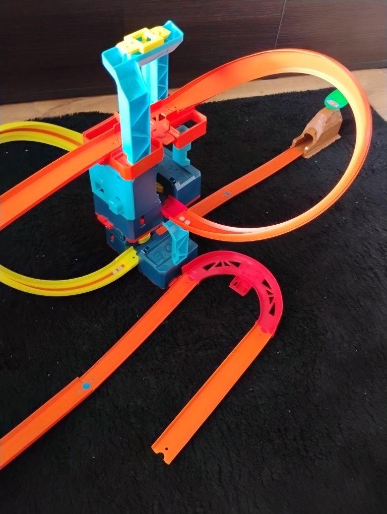 Tor hot wheels z wurzutniami