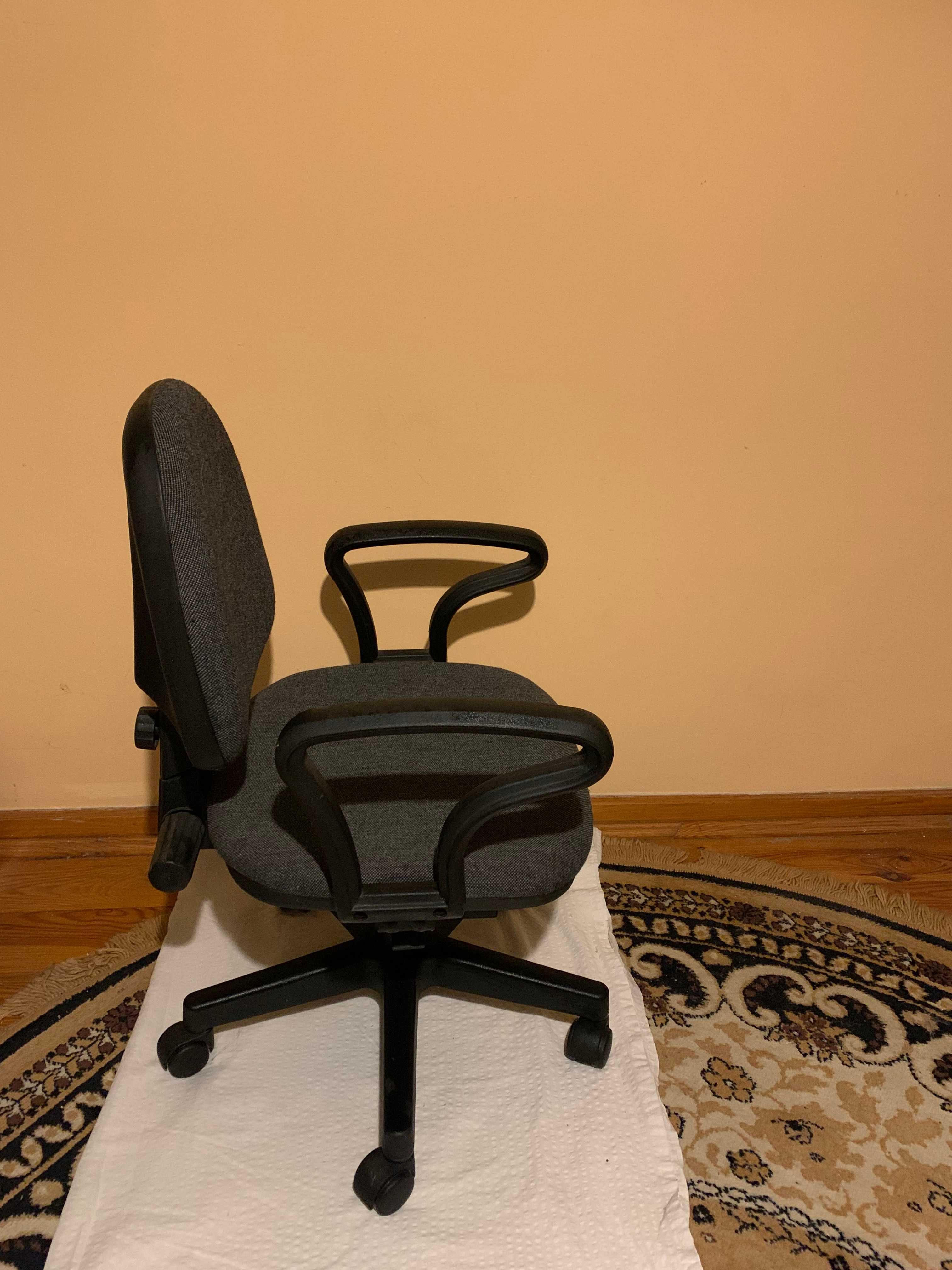 Mały fotel biurowy w kolorze szarym, stan bardzo dobry.