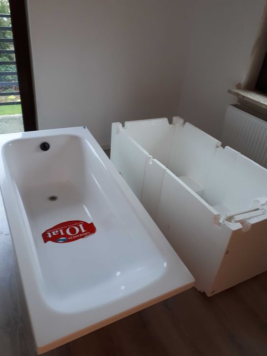 Wanna akrylowa 150x70 Armatura Fala z obudową + syfon + przelew - nowa