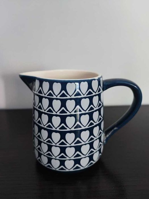 Ceramiczny mlecznik granatowy serduszka