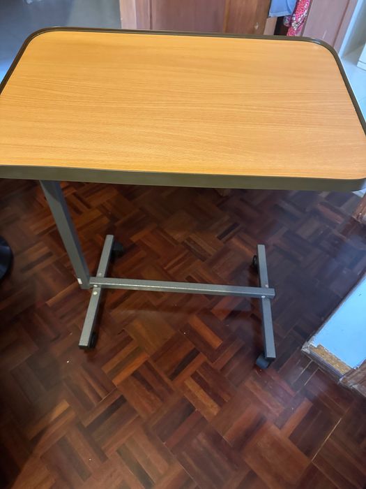 Mesa Auxiliar hospitalar dobrável com altura ajustável