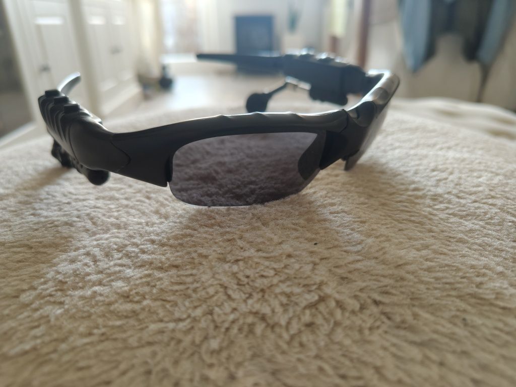 Sportowe okulary ze słuchawkami