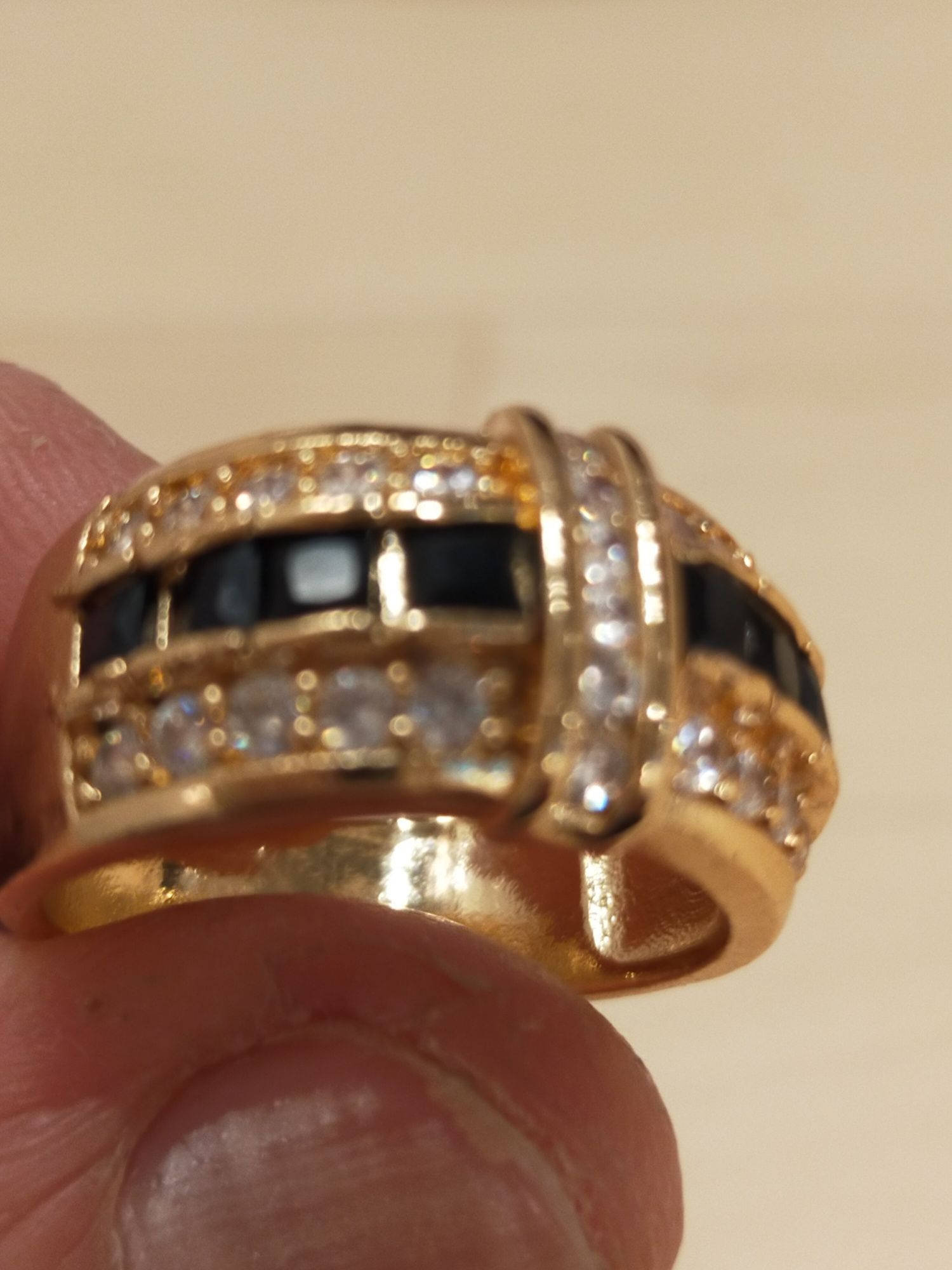 Vendo anel de aço plaqueado a ouro