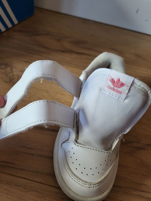 Buty adidas dla dziewczynki,  skórzane białe buty na rzepy rozmiar 26