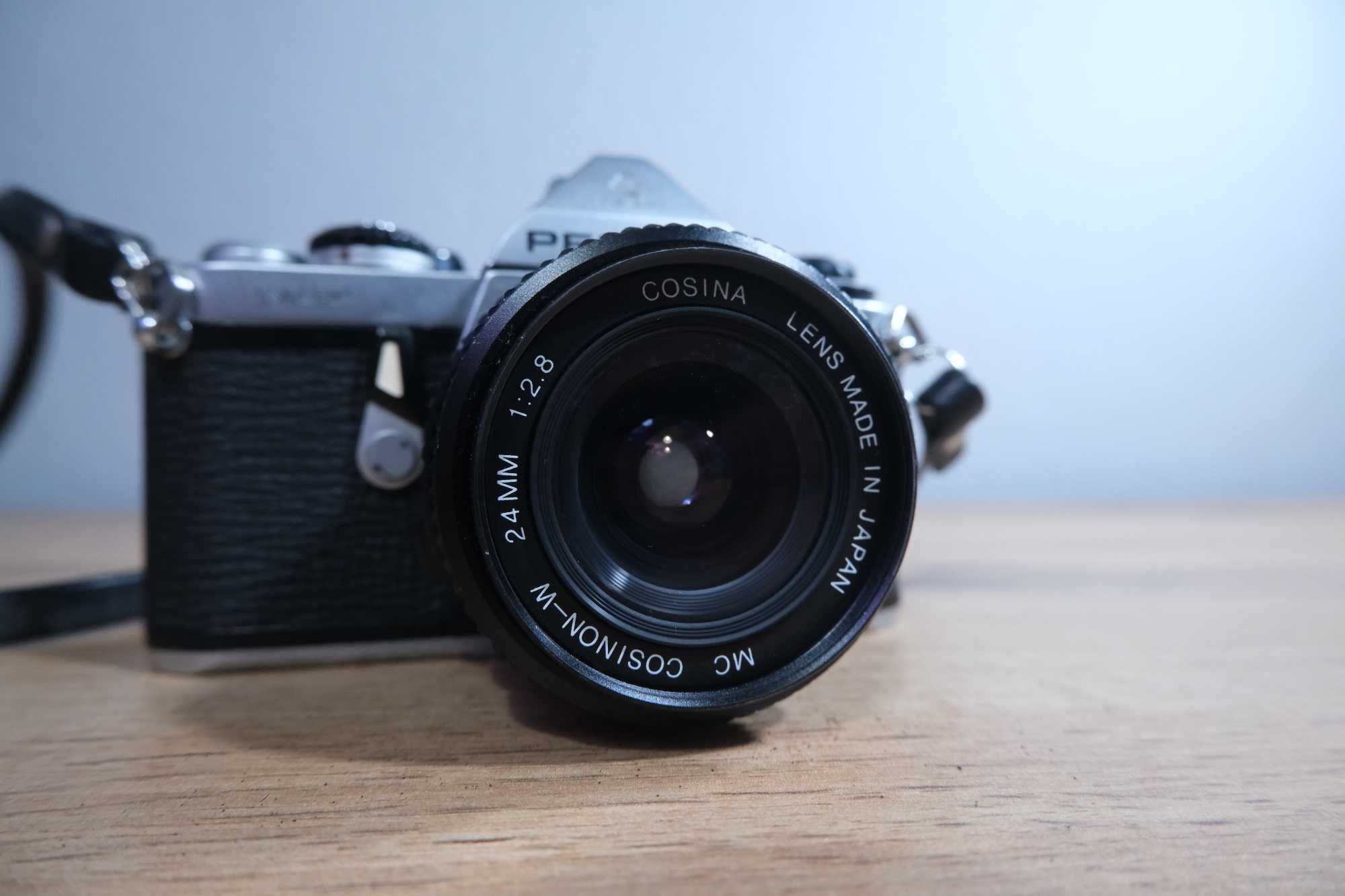Pentax ME z obiektywem Cosina MC Cosinon-W 24mm f/2.8, aparat na film