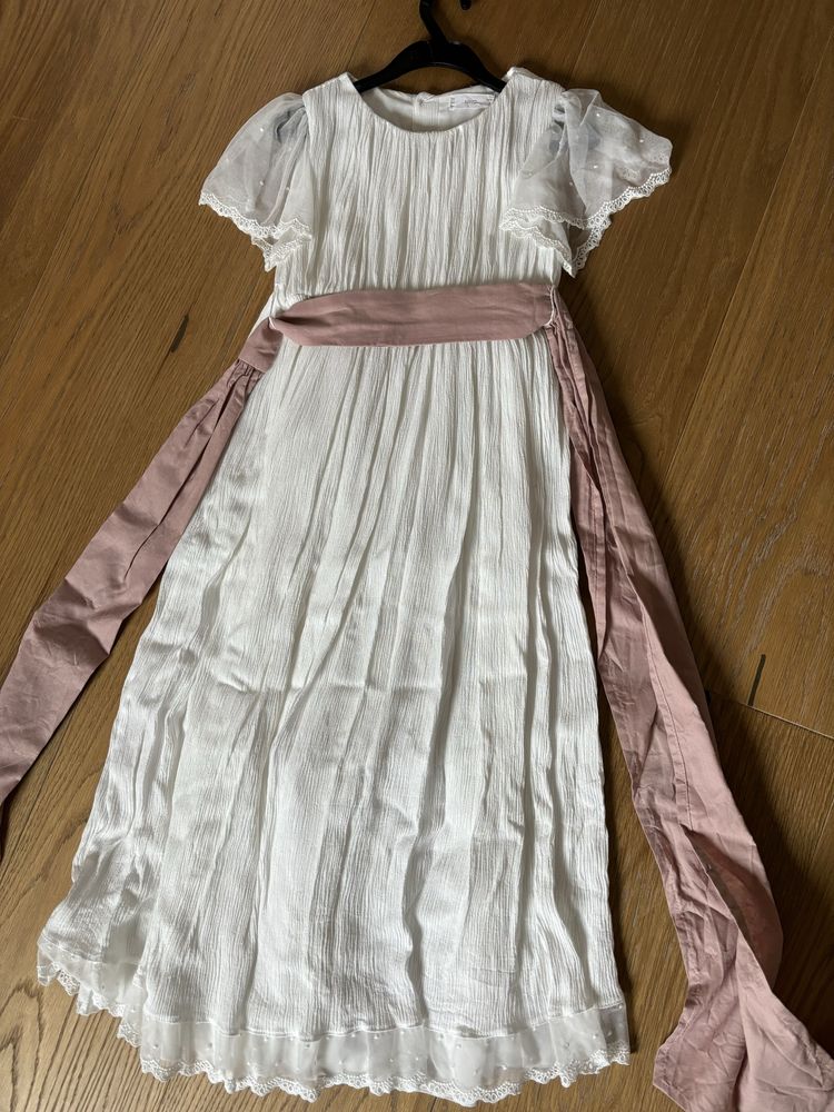 Vestido de cerimónia e tiara de flores Mango