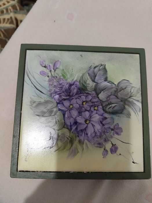 Caixa em madeira com azulejo