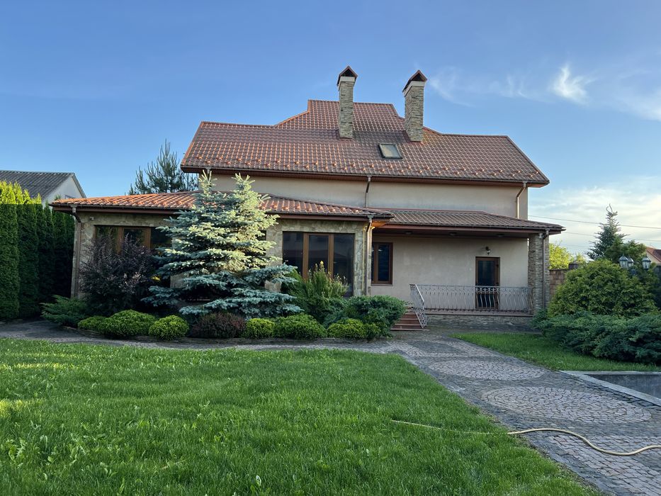 Будинок в районі «Новий двір» 10 соток. Зручна локація.