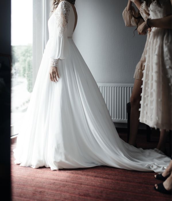 Сукня весільна з шлейфом