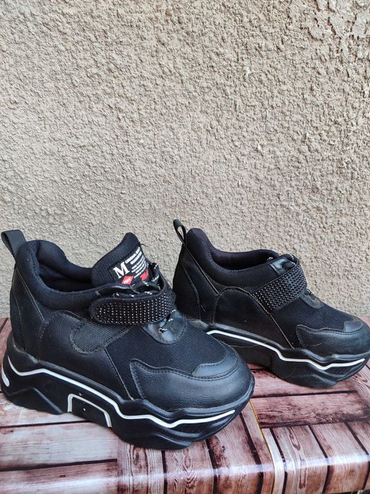 Жіночі кросівки на високій підошві р.37