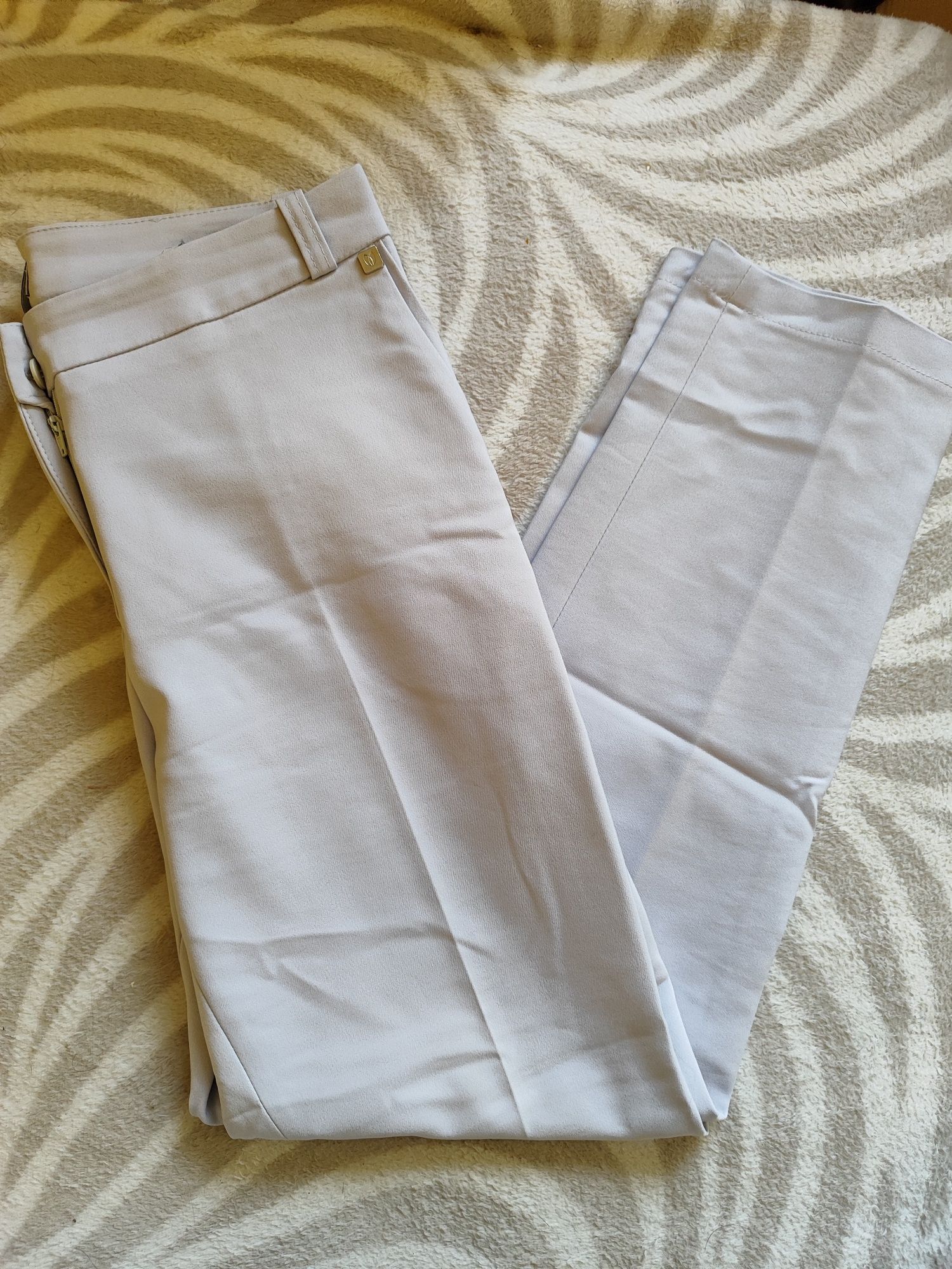 Eleganckie jasne spodnie chinos z kantem