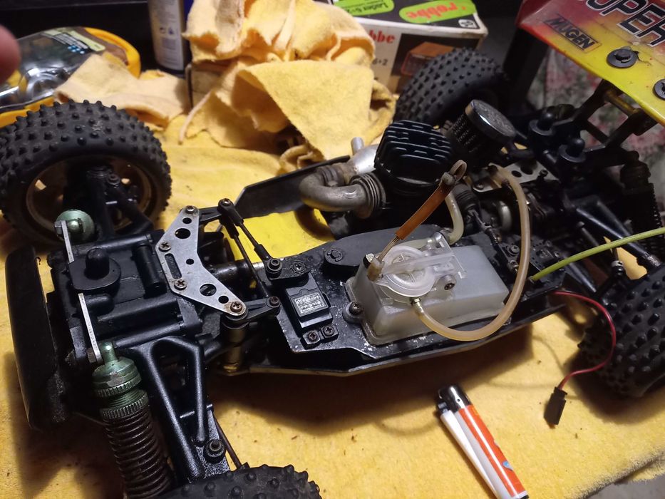 Vendo carro telecomandado 1/8 nitrol   Troco por armas de airsoft