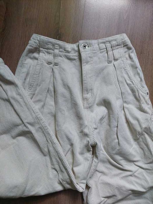 Białe Jeansy z wysokim stanem