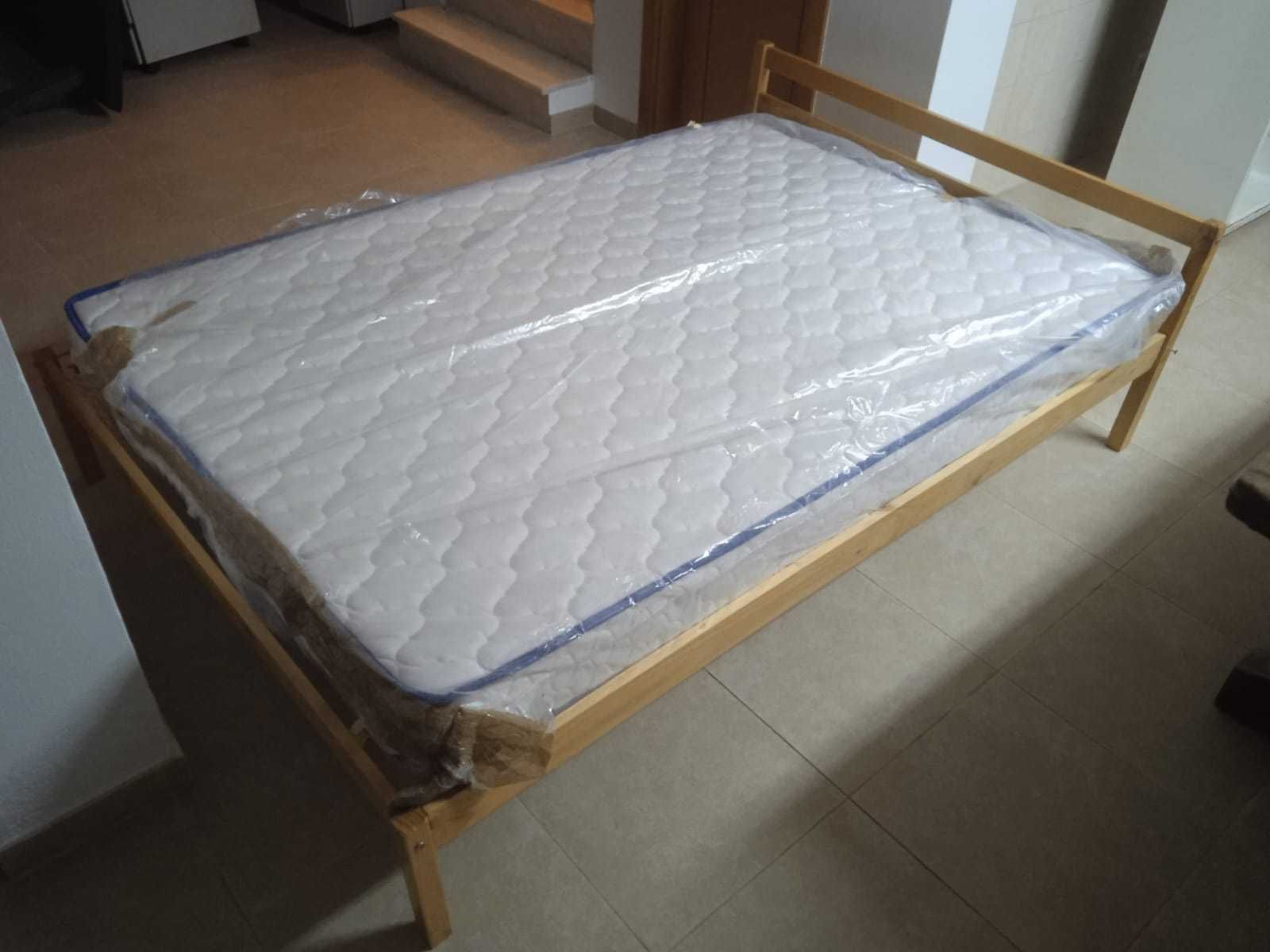 Cama de madeira de pinho mais colchão 1.40x2.00m - como novo