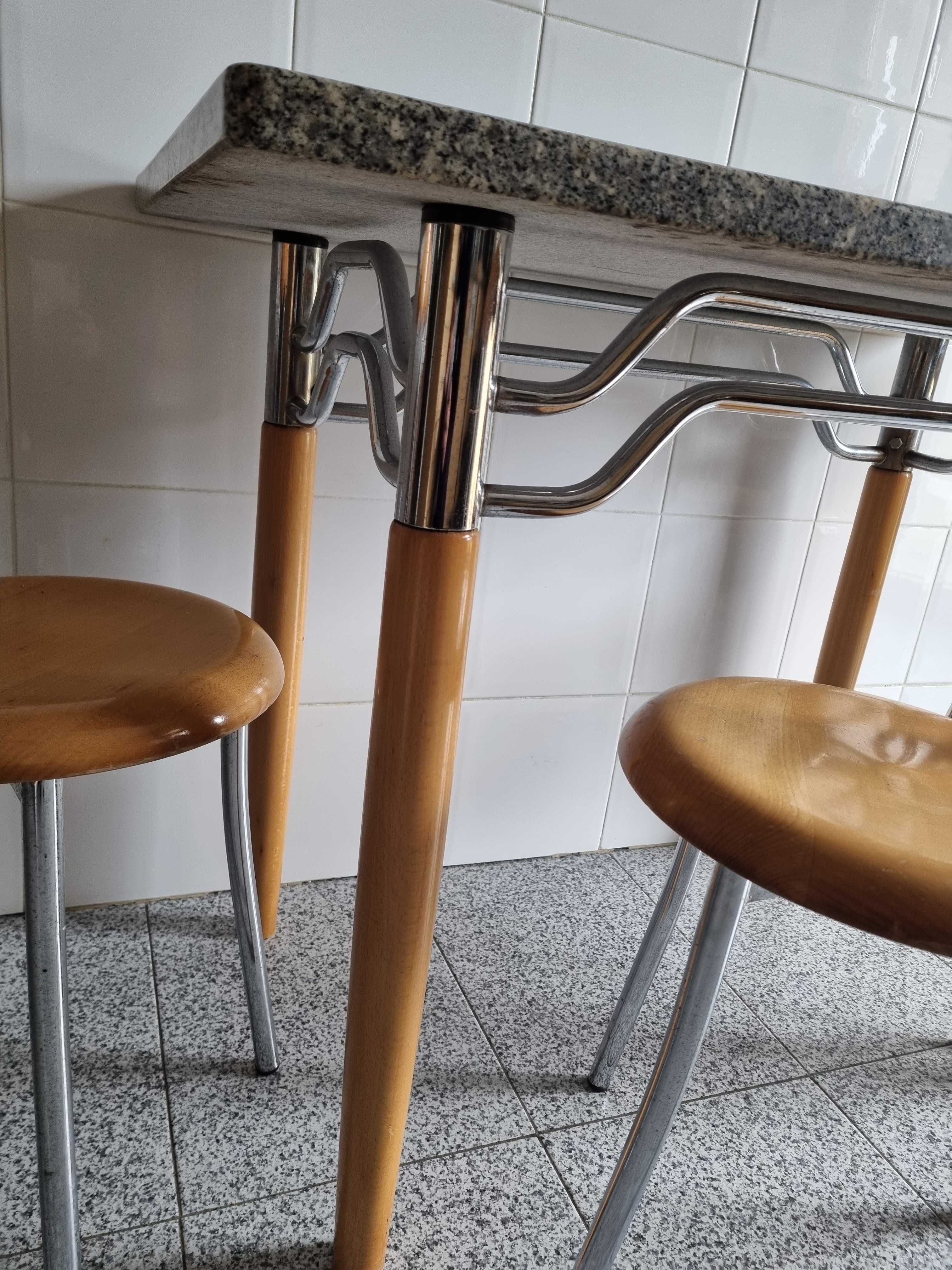 mesa de cozinha com 3 cadeiras