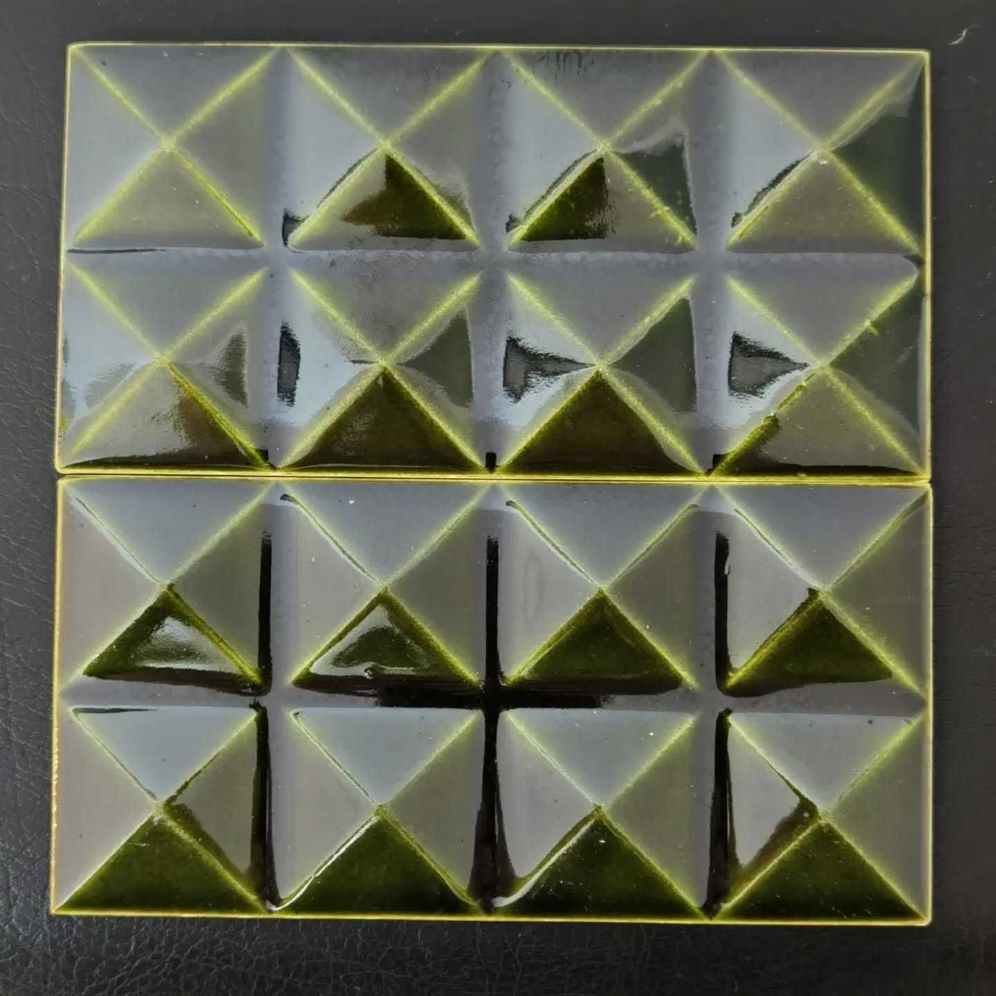 Azulejo verde modernista relevo anos 60 Ceres 15x7,5cms