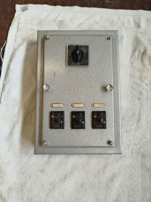 Quadro elétrico antigo completo com três disjuntores e um diferencial