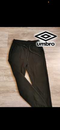 Dresy umbro czarne spodnie dresowe