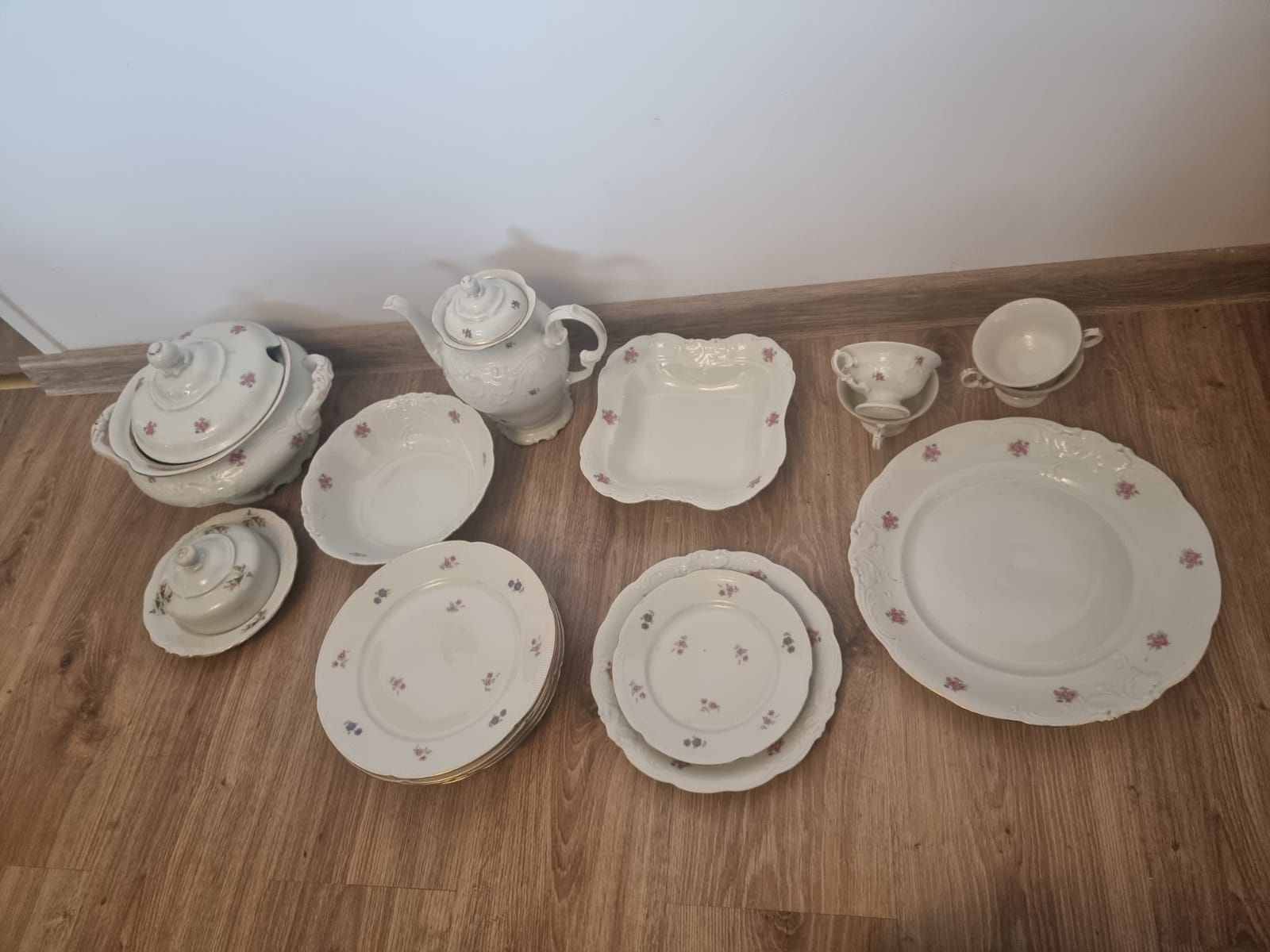 Zastawa porcelanowa w kwiaty ze złoceniami