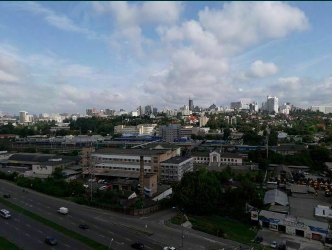 Здам кімнату біля метро довгостроково