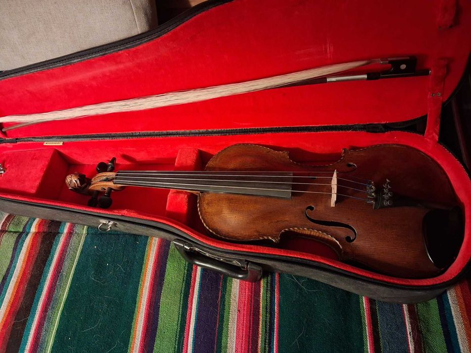 Skrzypce z piękną rzeźbioną główką