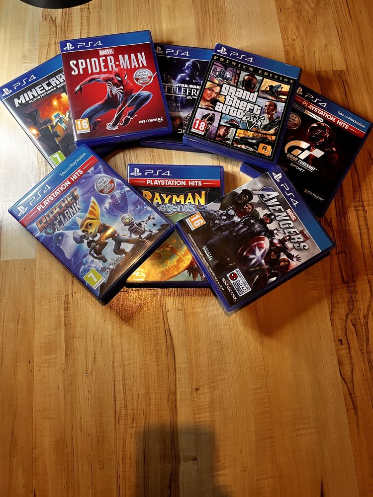playstation 4 slim z dwoma padami dyskiem i podstawką