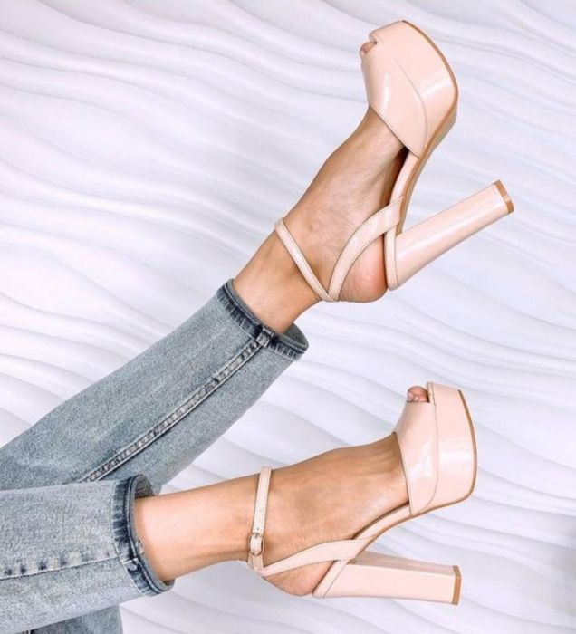 Акція 37-39 Стильні бежеві босоніжки на підборах туфлі лакові шпилька