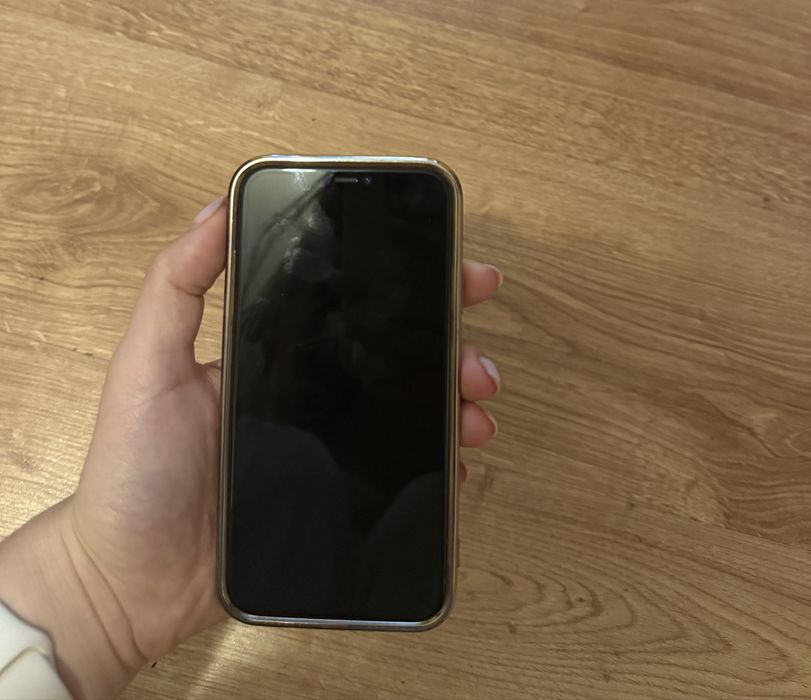 Biały iPhone 11