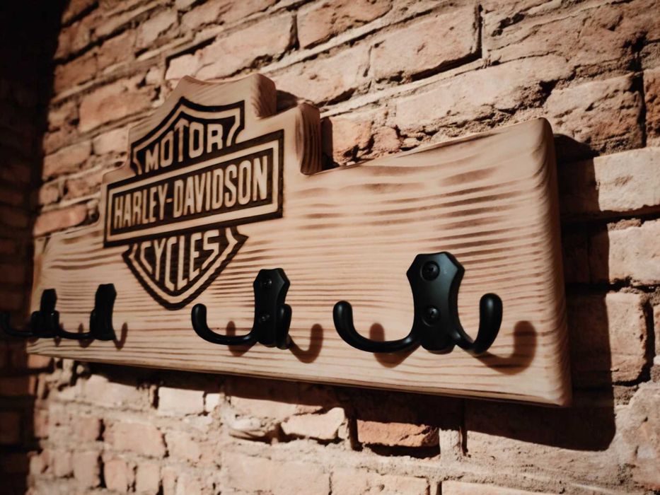 Drewniany wieszak na ubrania z logiem Harley-Davidson