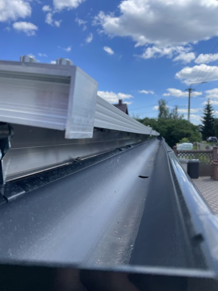 Carport fotowolticzny szczelny dach z paneli dwustanowiskowy aluminium