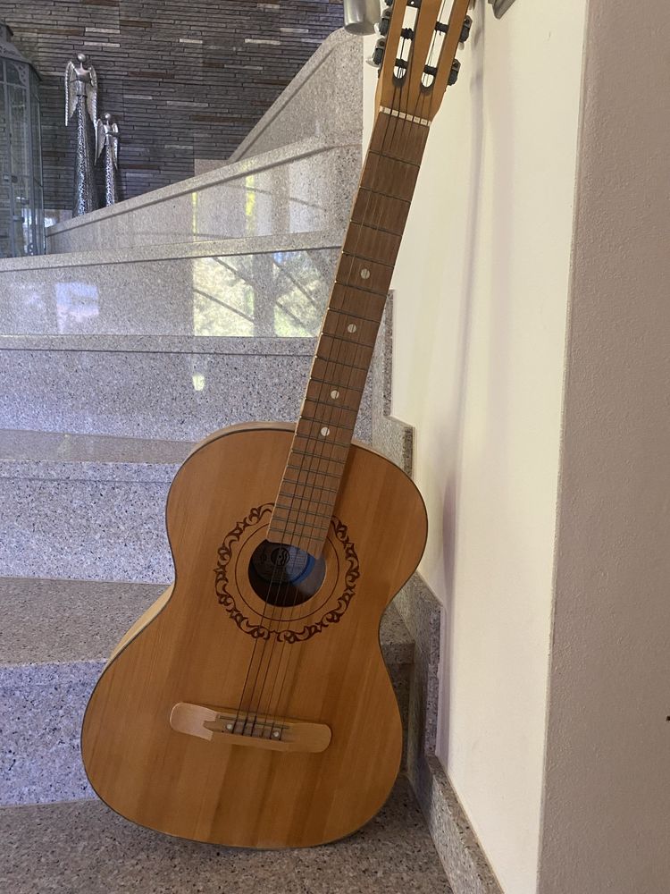 Gitara akustyczna klasyczna rosyjska z 1982 r.