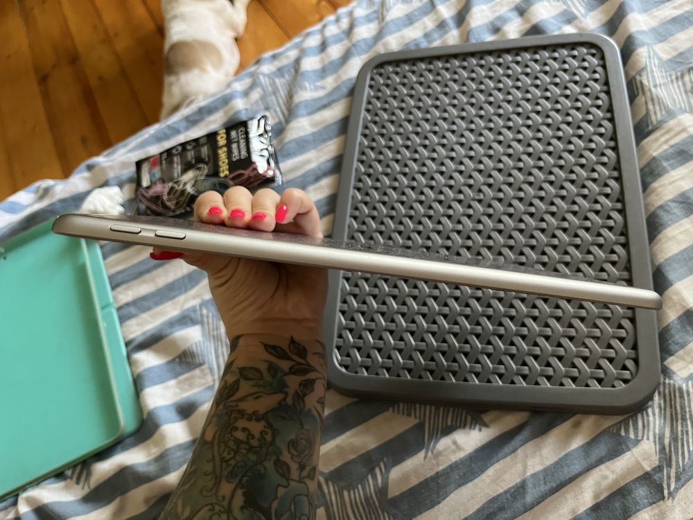 Продам apple iPad ( 5-поколения )