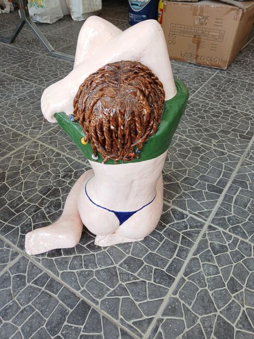 Escultura de nu pintada a mão