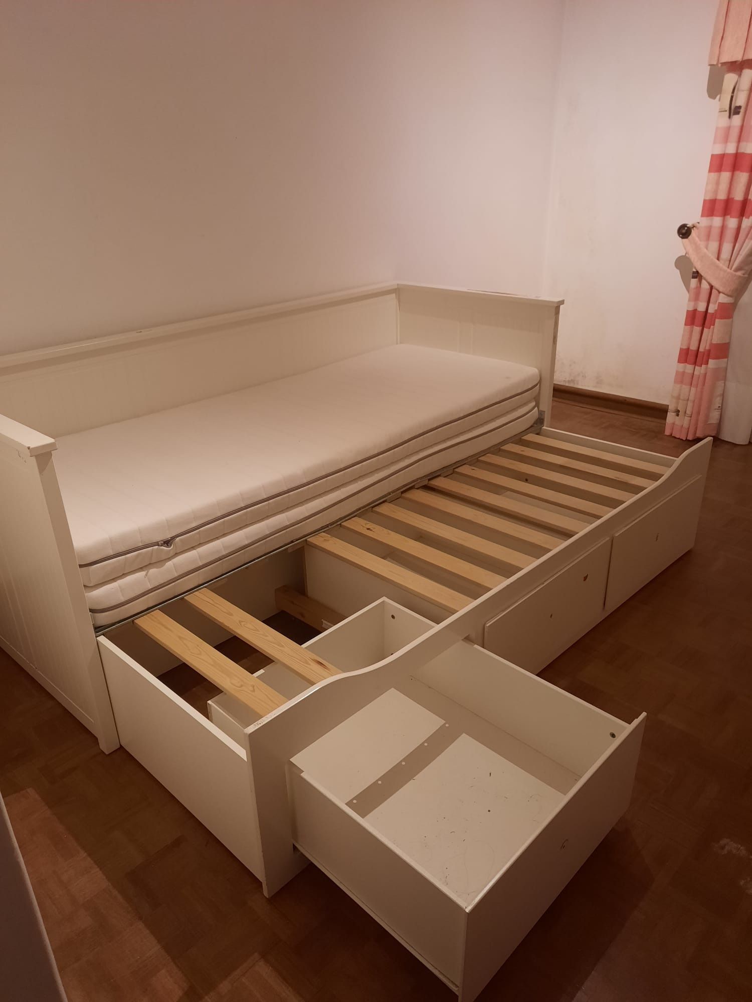 Cama dupla com gavetas e colchões