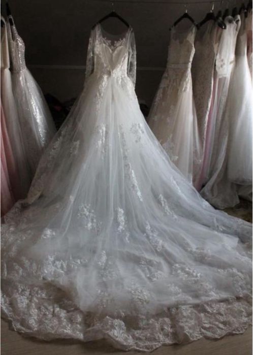 Весільна сукня з шлейфом.