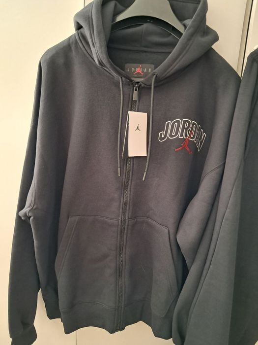 Продам оригинальный спортивный костюм Jordan