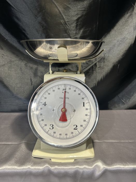 Waga kuchenna – Kremowa z metalowym talerzykiem – Skala do 5 kg