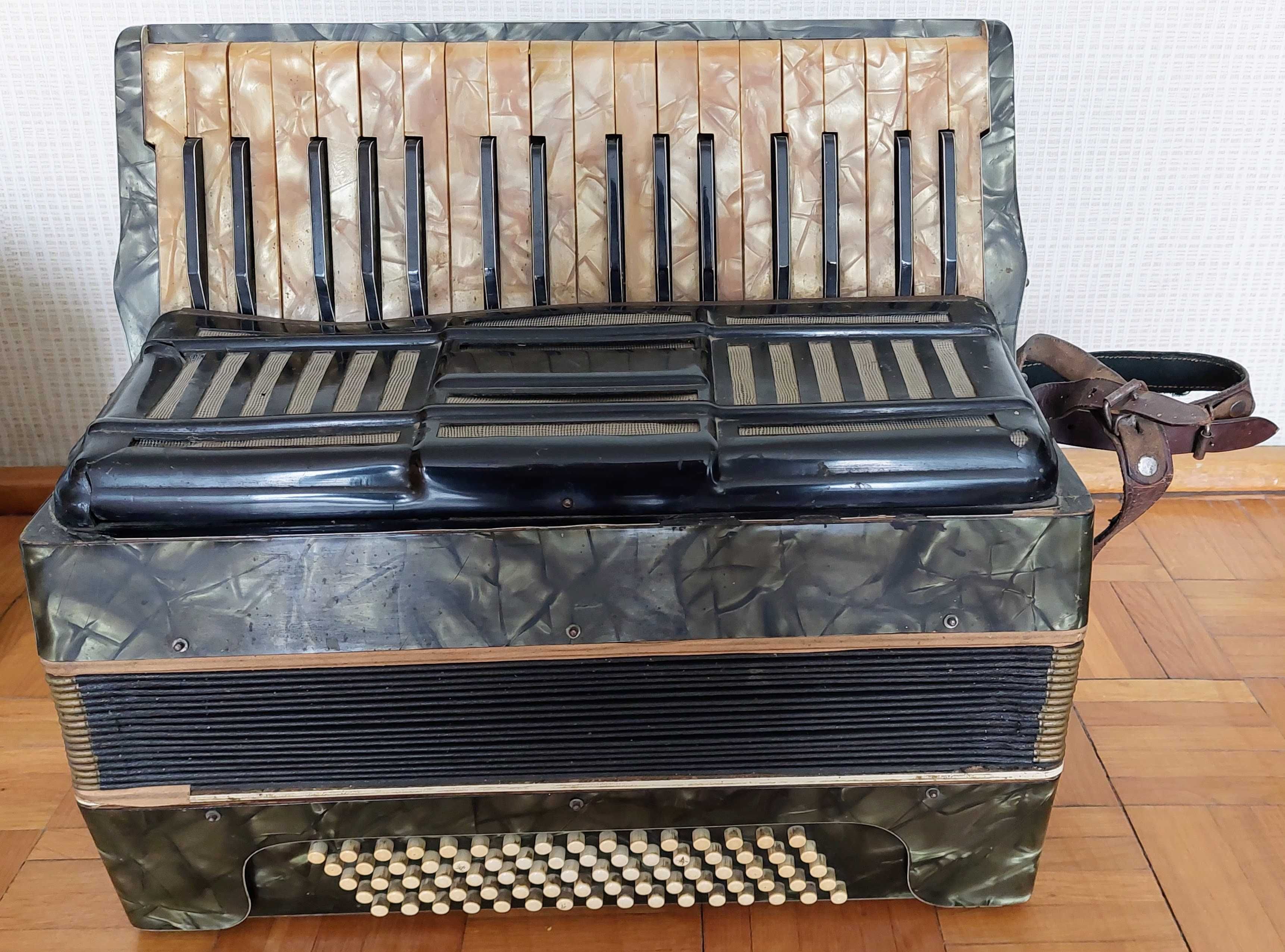 Stary niemiecki akordeon.