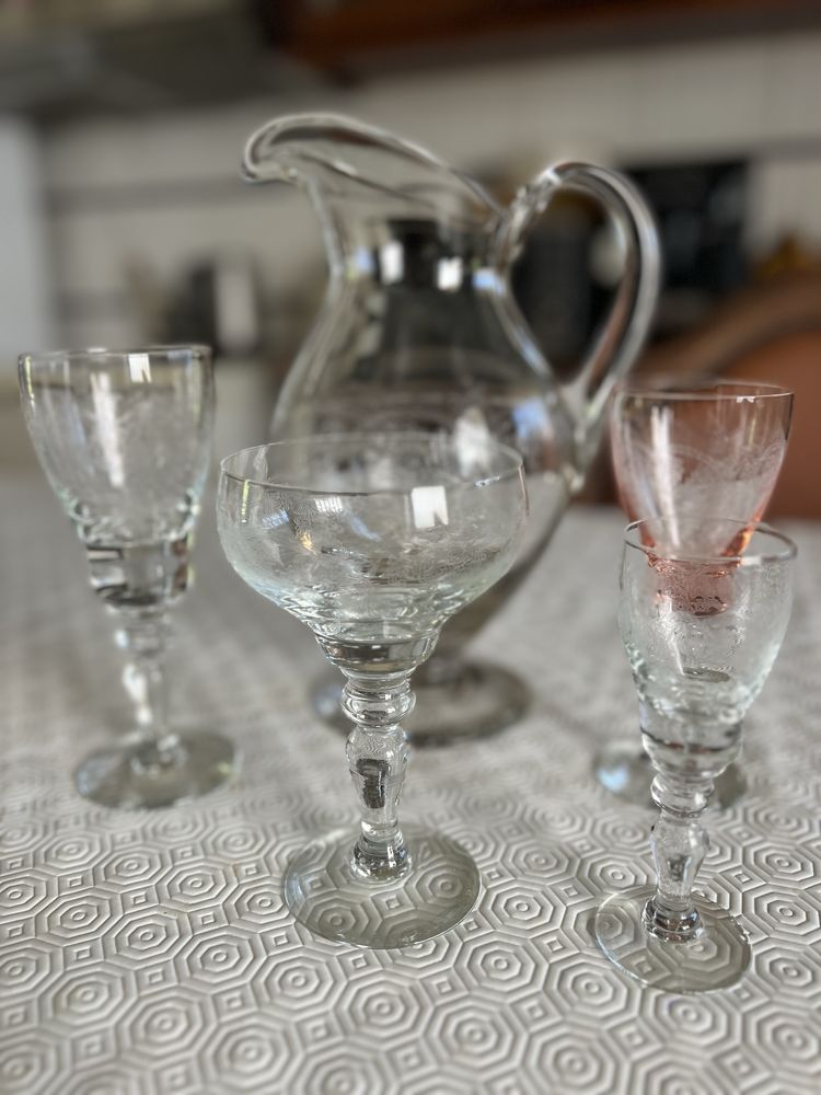 Conjunto de vidro(cristal) com gravuras.